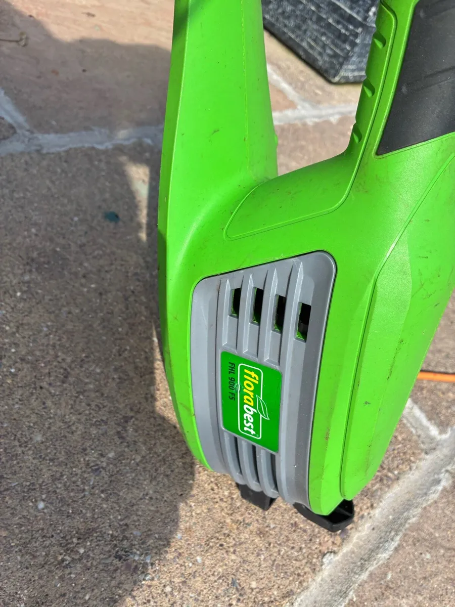Electric hedge trimmer - Image 2