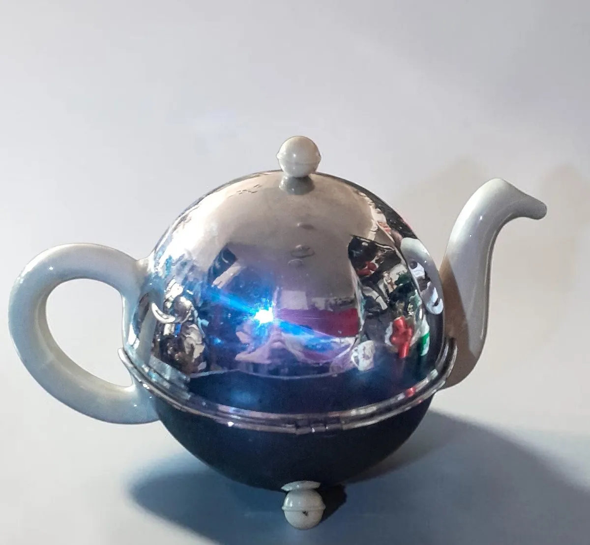 Large Celtic silver plated insulated teapot - Image 1