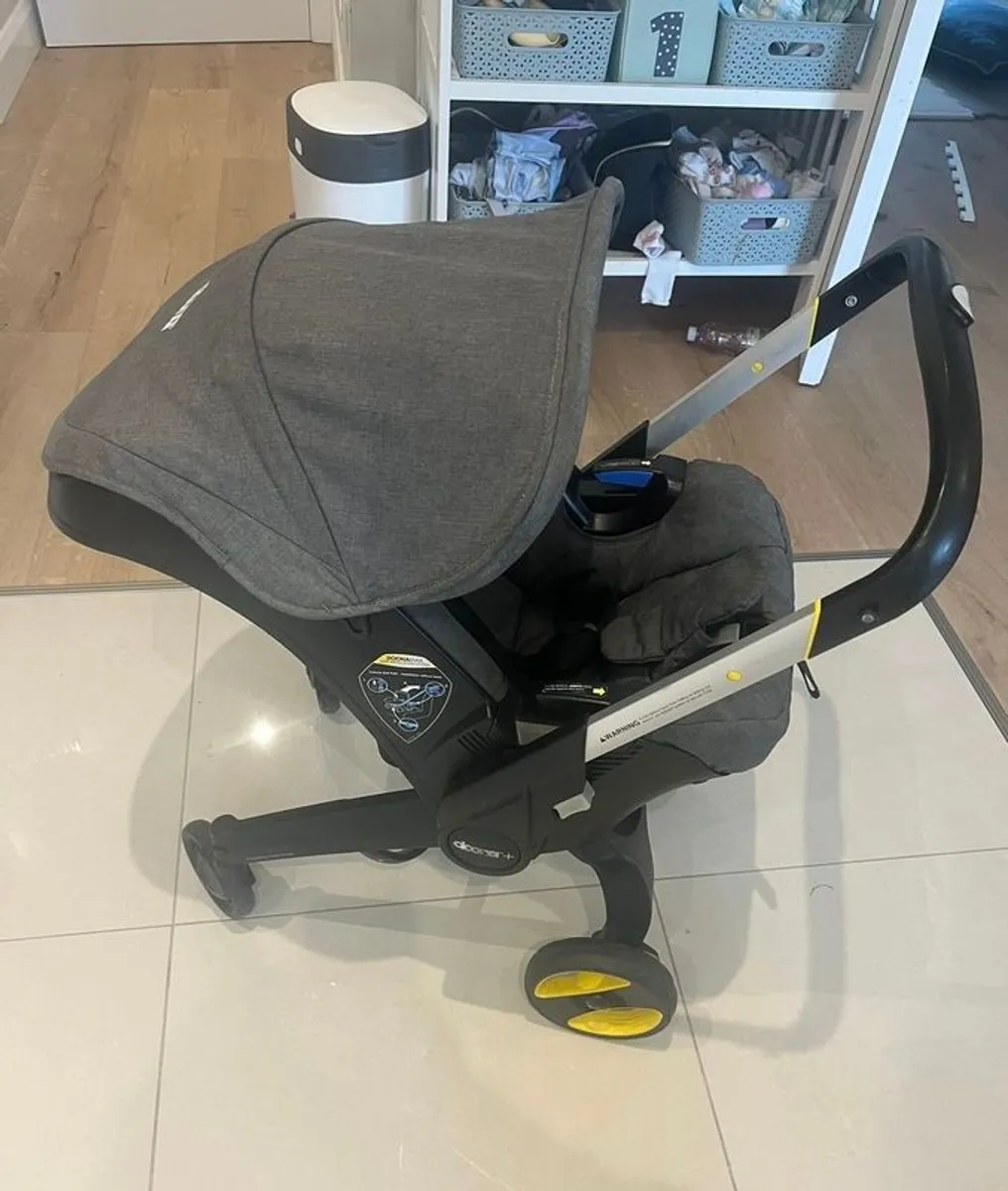 Doona with two isofix bases and a travel bag - Image 1