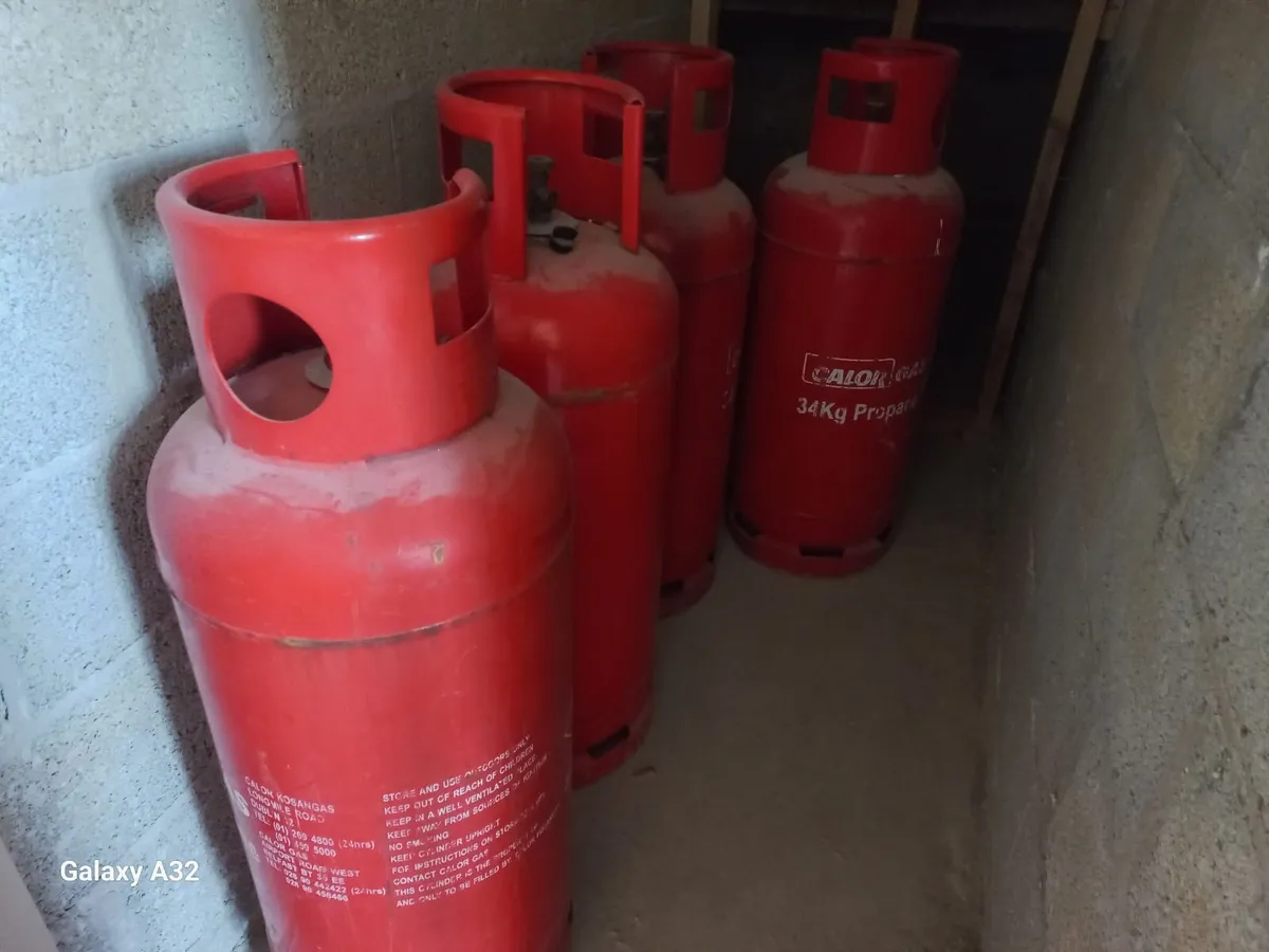 4 no 34kg red gas cylinder