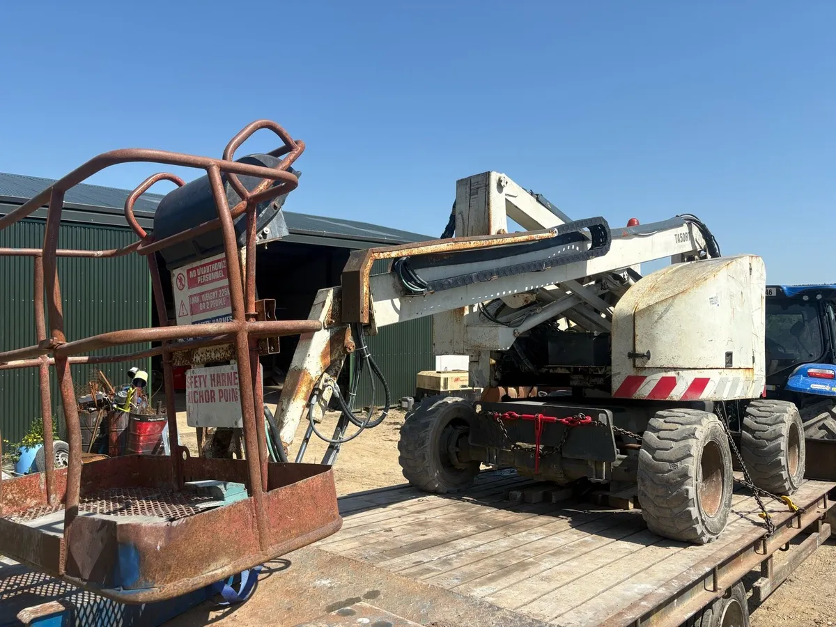 Boom lift cherry picker - Image 1