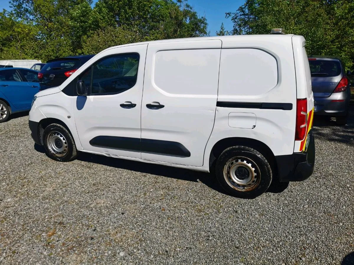 202 Opel Combo - Image 2