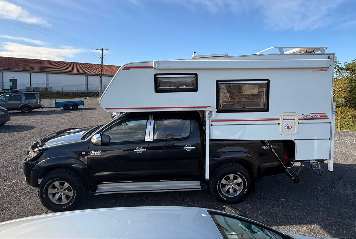Very rare demountable camper on low mileage Hilux - Image 4