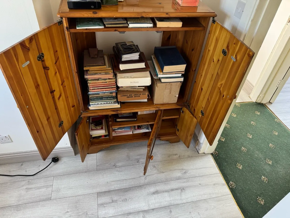 2 tv + 2tv stands +remote controll - Image 1
