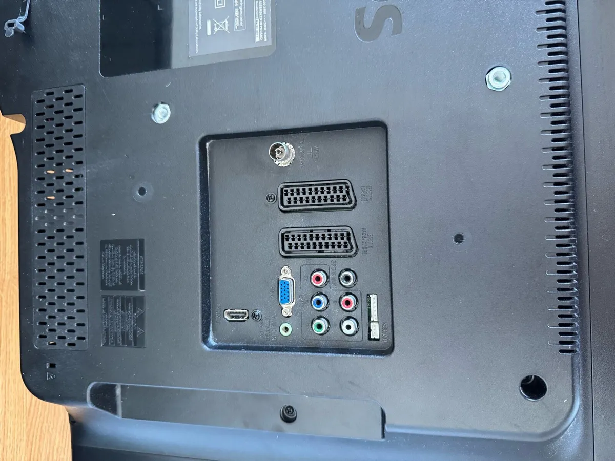 2 tv + 2tv stands +remote controll - Image 4