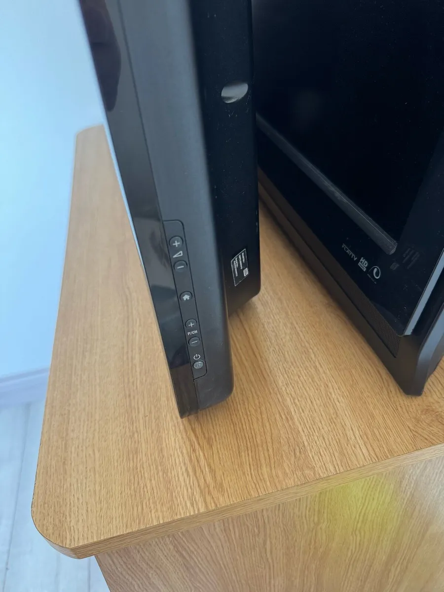 2 tv + 2tv stands +remote controll - Image 3