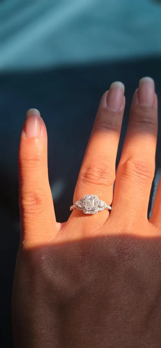 18ct White Gold Diamond Engagement ring set - Image 2