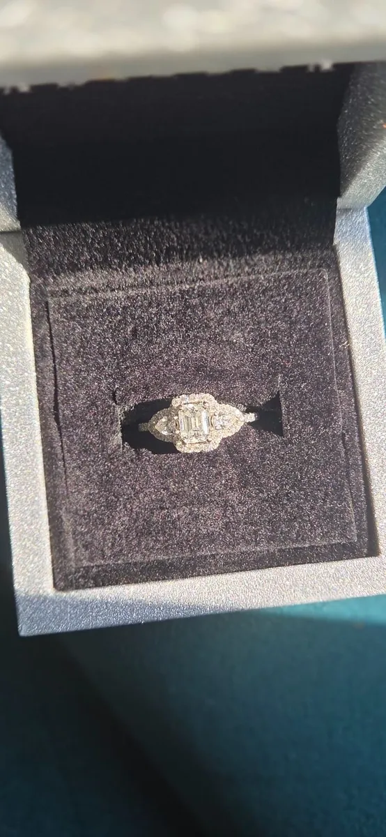 18ct White Gold Diamond Engagement ring set - Image 3