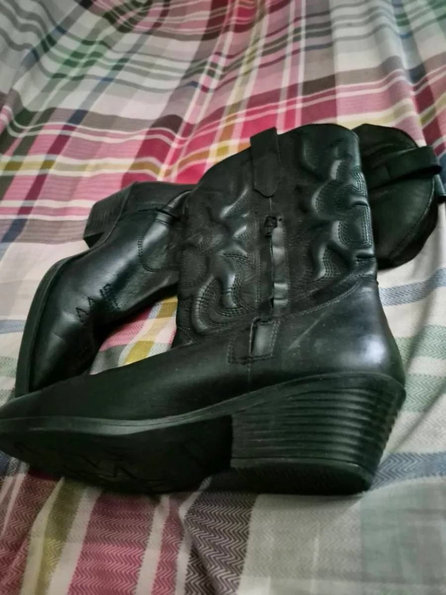 BOOTS - Image 3