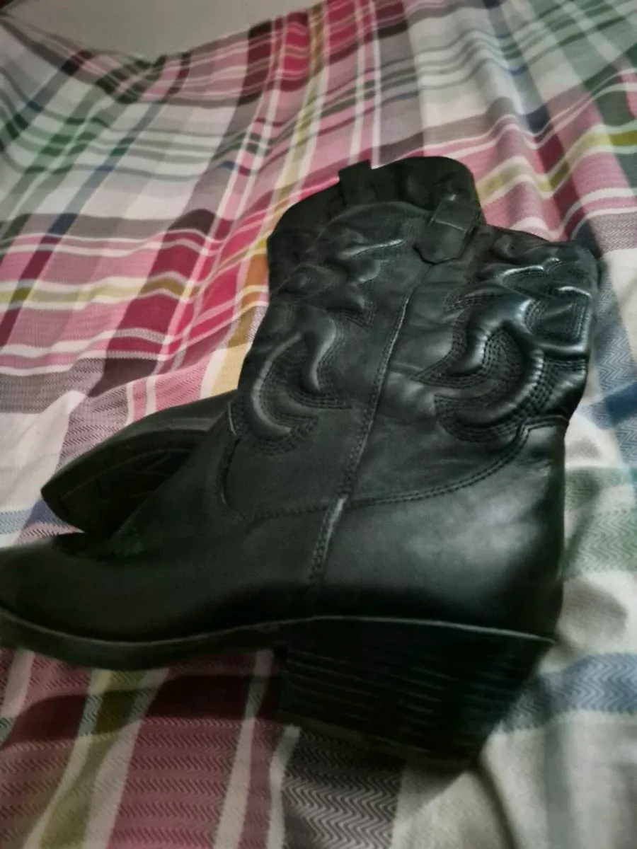 BOOTS - Image 1