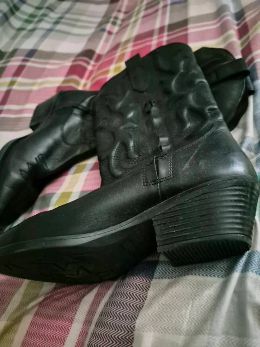 BOOTS - Image 4