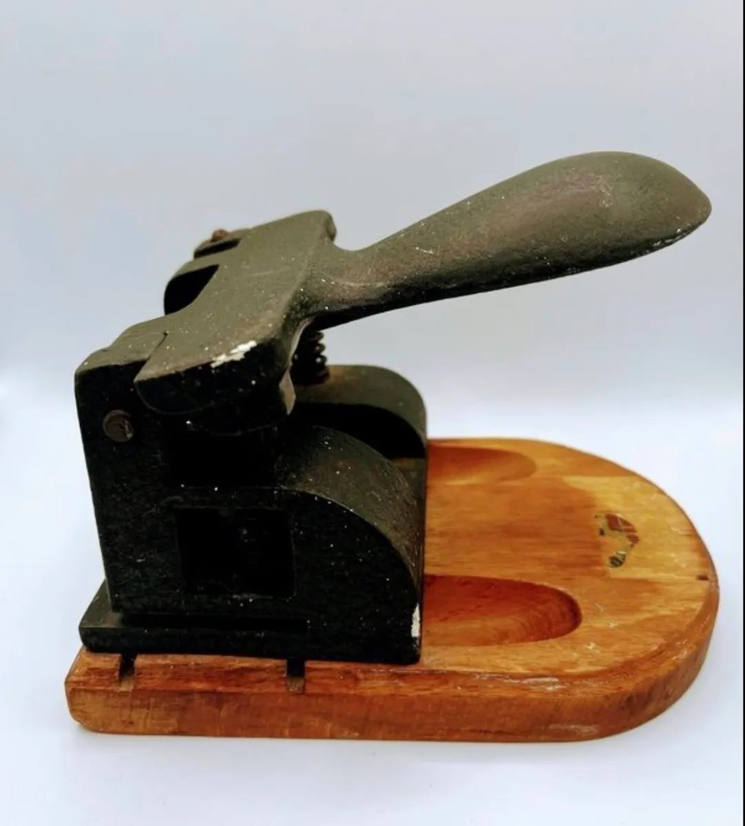 1940s cast iron hole punch - Image 4