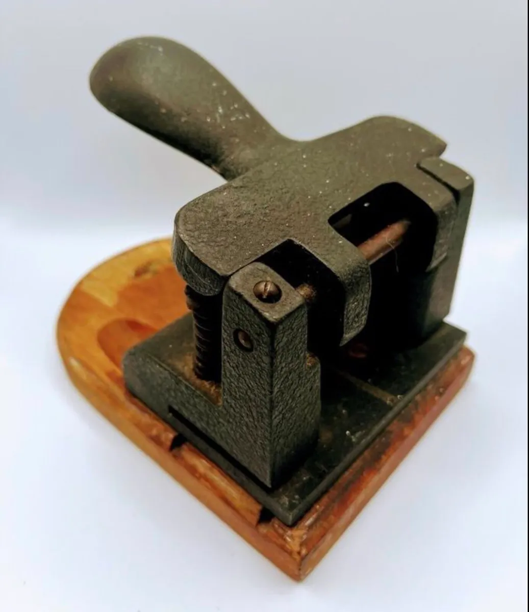 1940s cast iron hole punch - Image 1