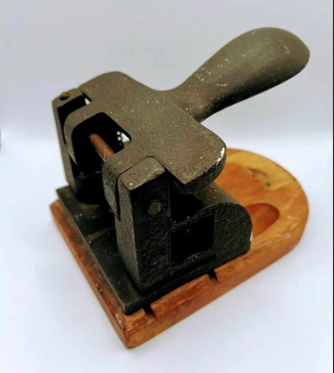1940s cast iron hole punch - Image 2