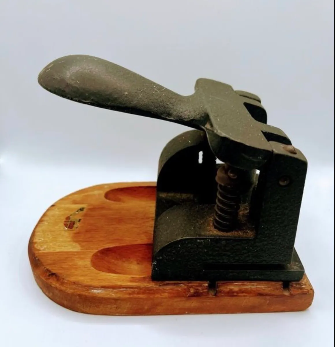 1940s cast iron hole punch - Image 3