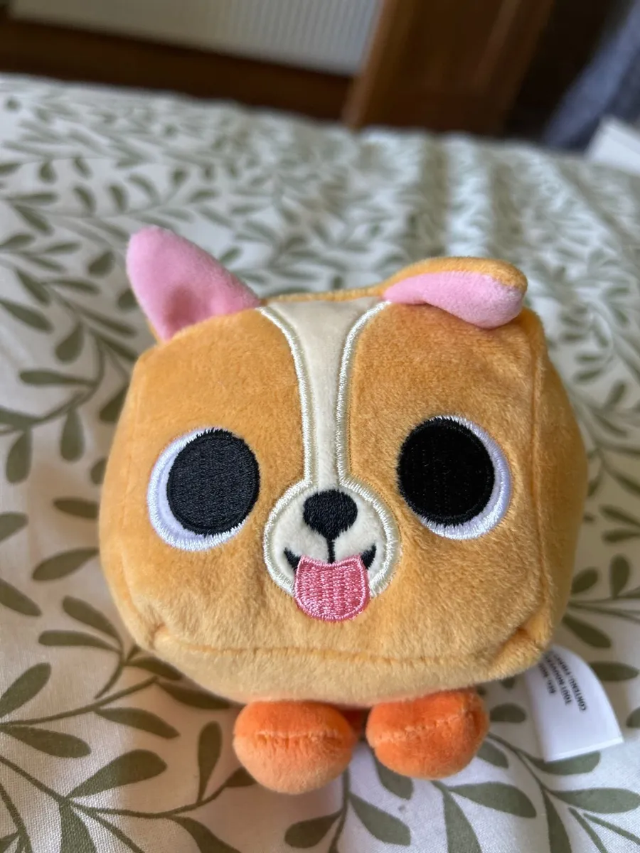 Small soft square plush toy - Image 1