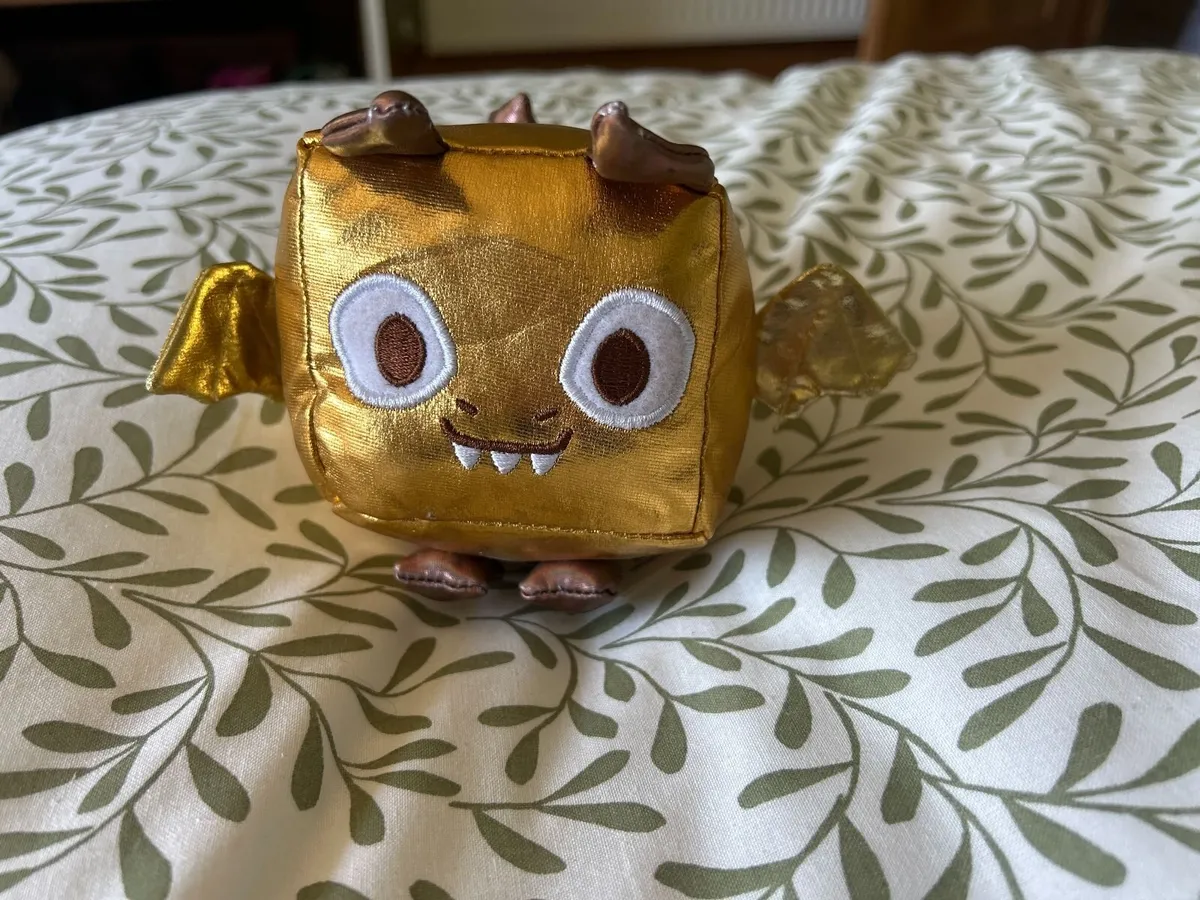 Small square plushie toy - Image 1