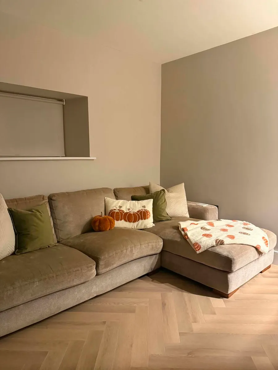 L shaped couch very deep - Image 3