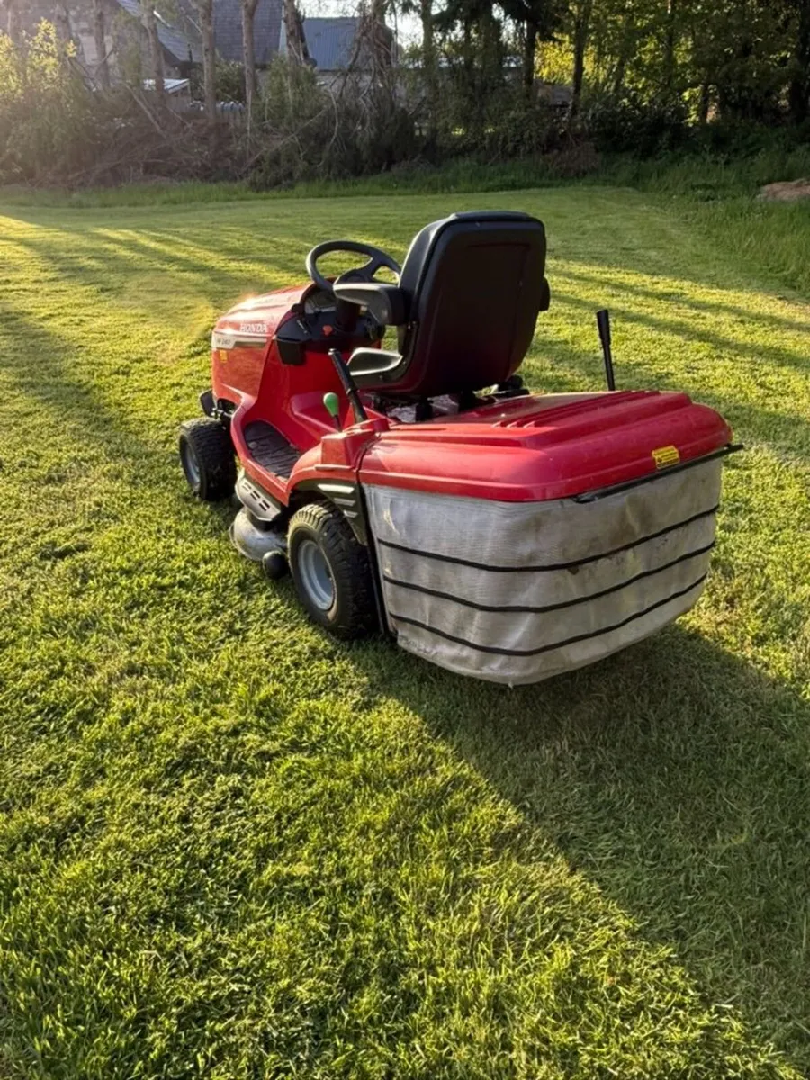 2022 Honda 2417 Ride on Mower - Image 4
