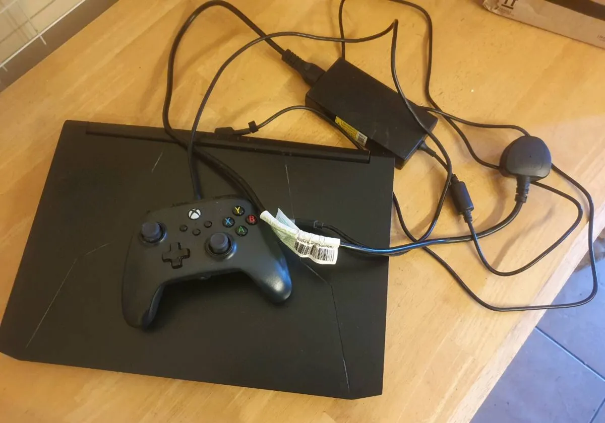Acer Nitro5 Gaming Latop & Xbox Controller - Image 1