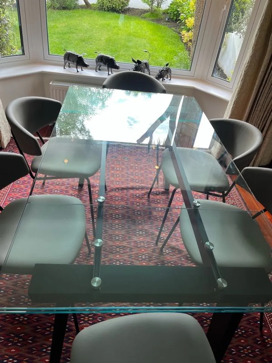 Calagaris table and chairs - Image 1