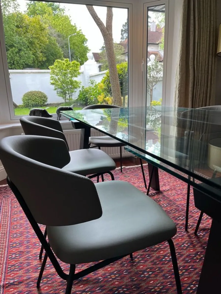 Calagaris table and chairs - Image 2