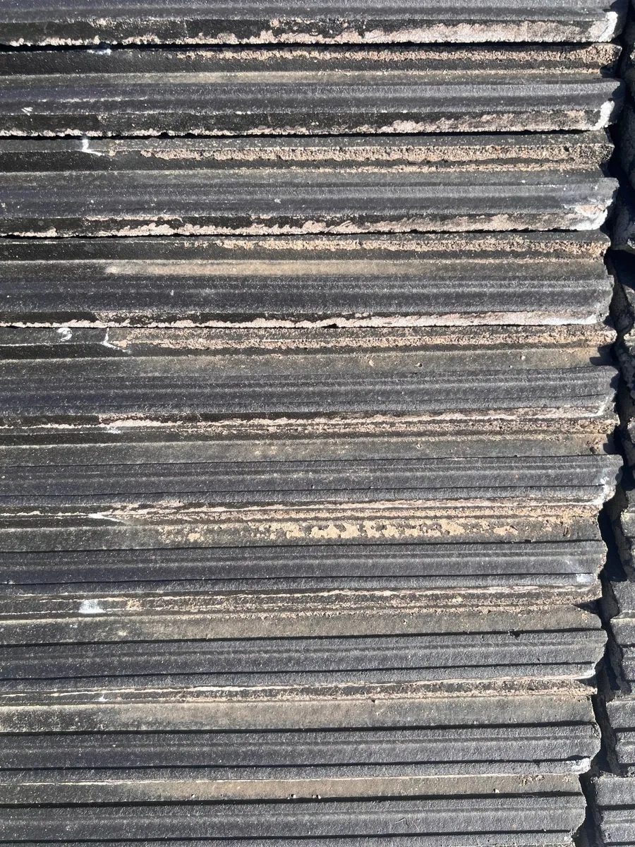 Redland 90 roof tiles - Image 1