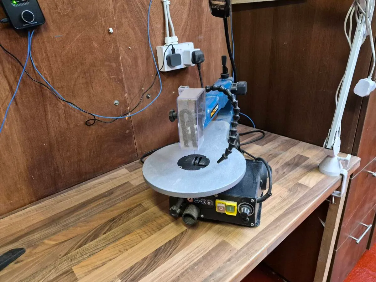 Band saw, Scroll saw and magnifying glass - Image 3