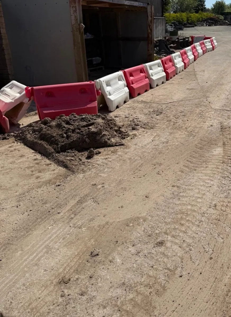 Water filled road barriers - Image 2