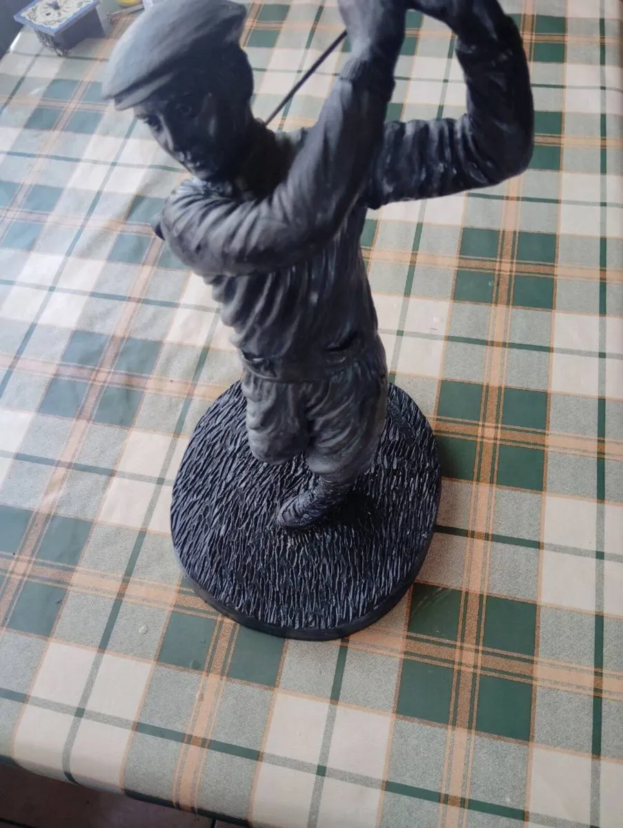 Bronze golfer - Image 1