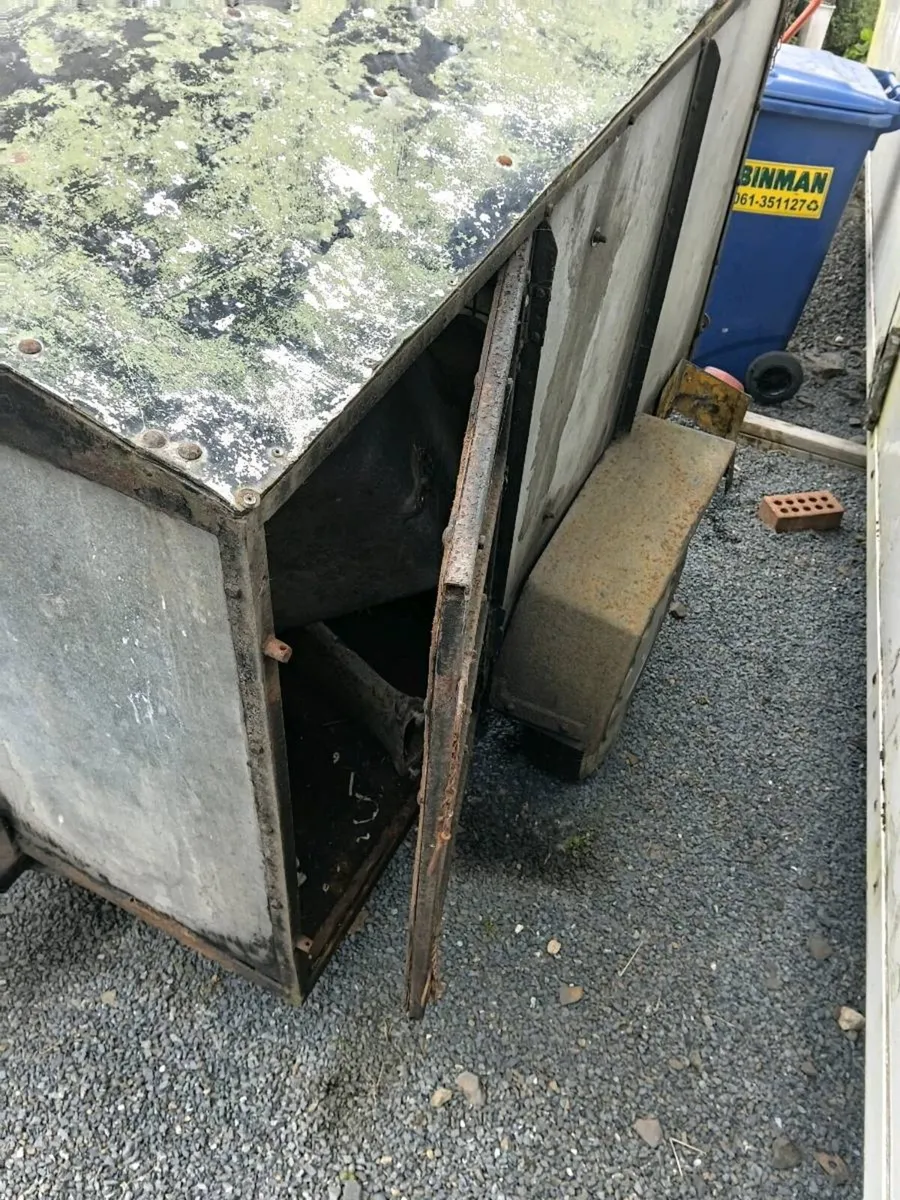 Smalll trailer - Image 1