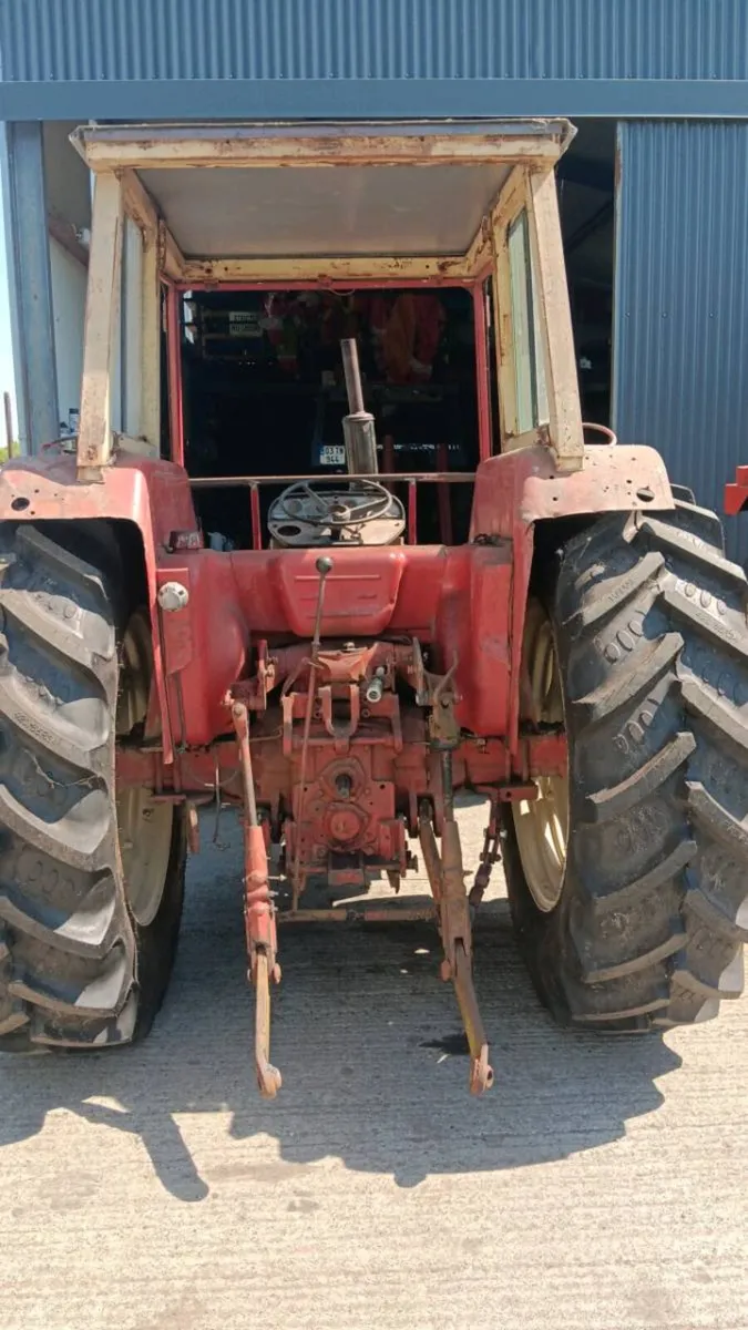 International 674 tractor - Image 3