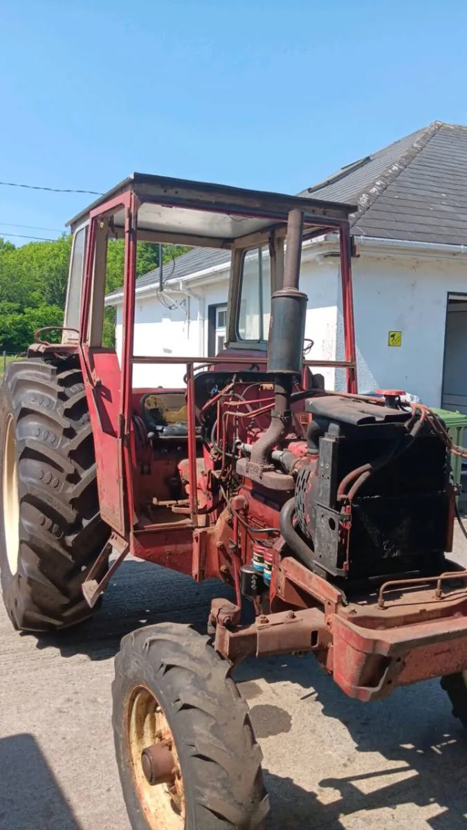 International 674 tractor - Image 2