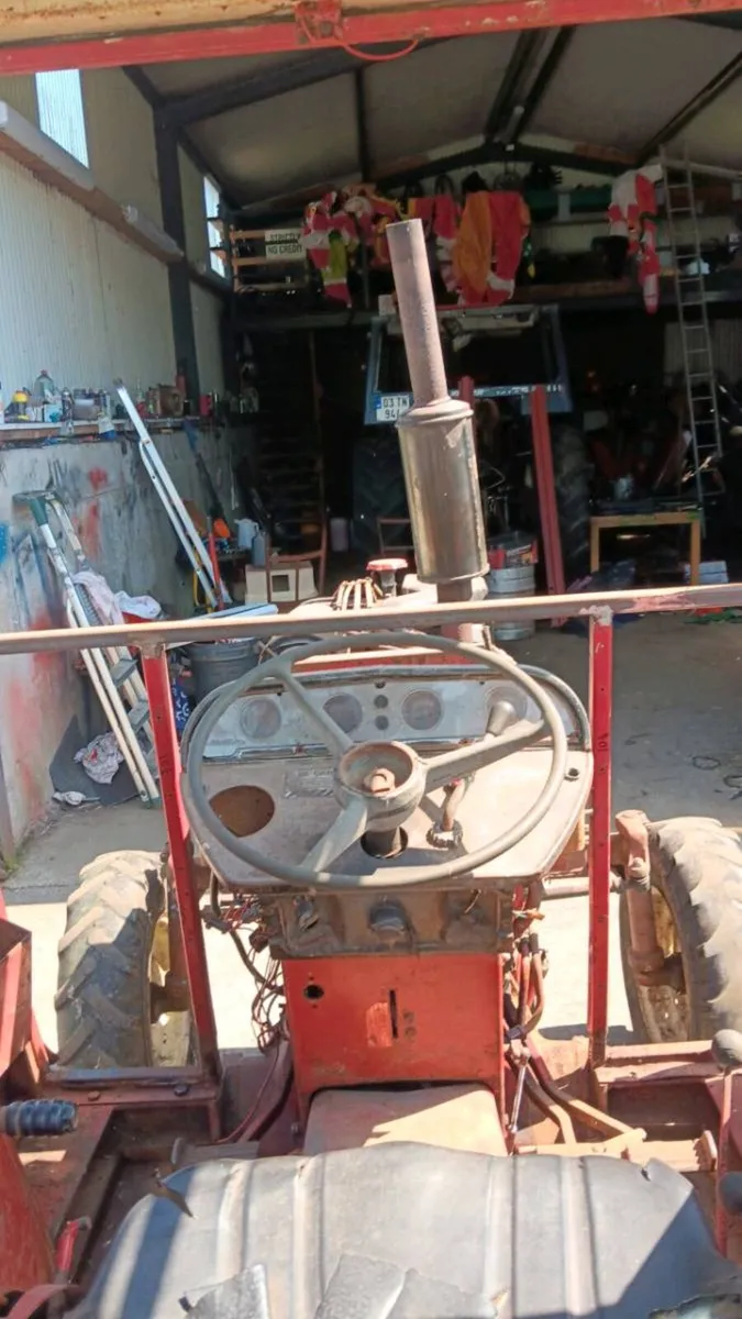 International 674 tractor - Image 4