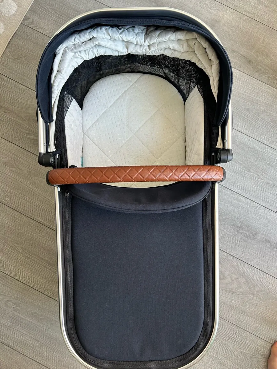 Portable travel bassinet - Image 1