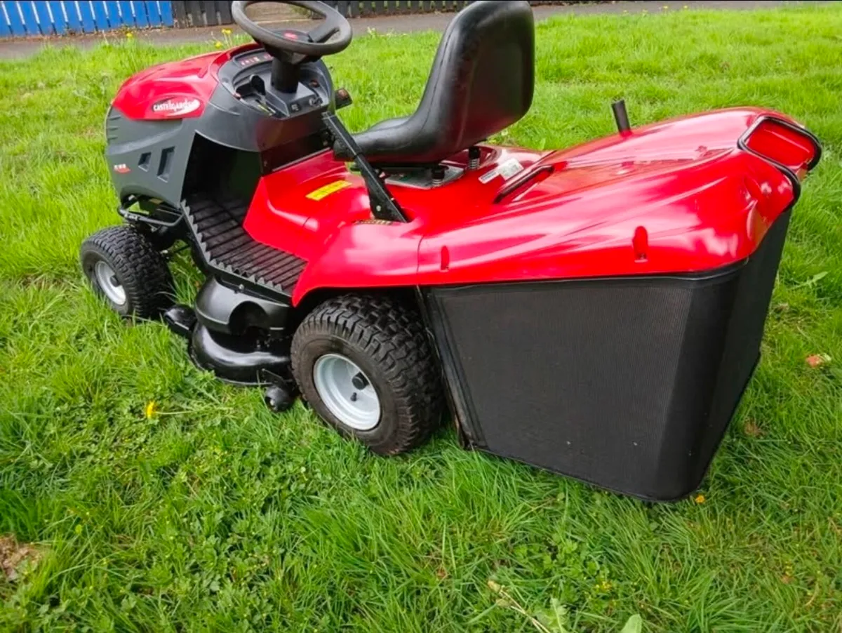 Castle garden ride on lawnmower - Image 2