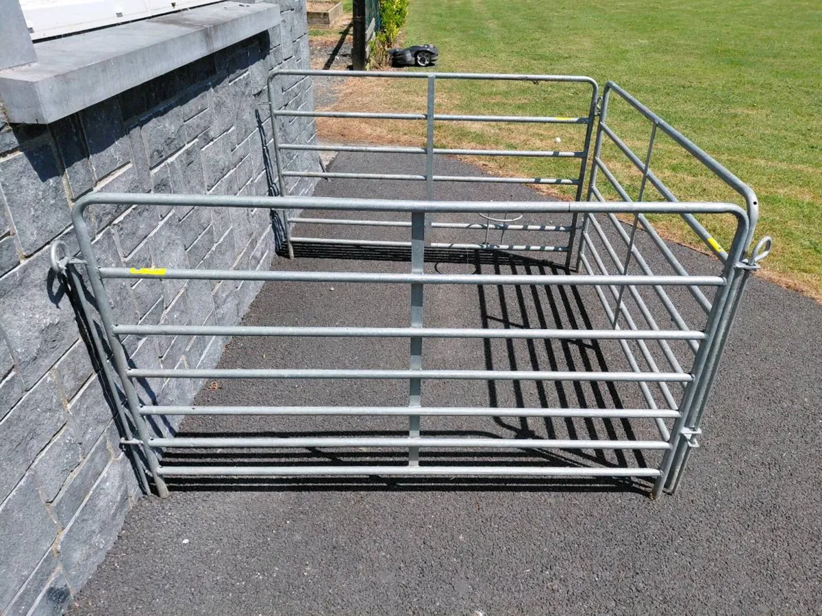 Lamb pen fence with drinking bucket holder - Image 1