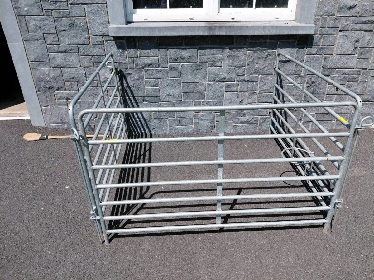 Lamb pen fence with drinking bucket holder - Image 2