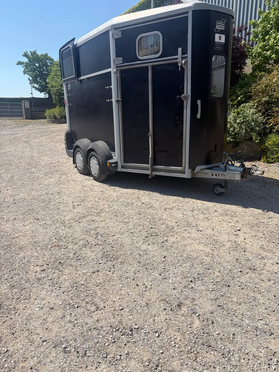 Horse box 511. - Image 1