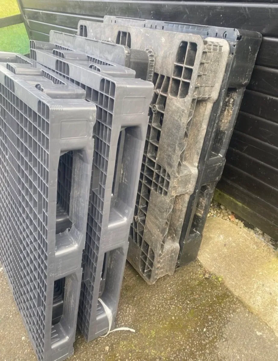 Heavy weight plastic pallets