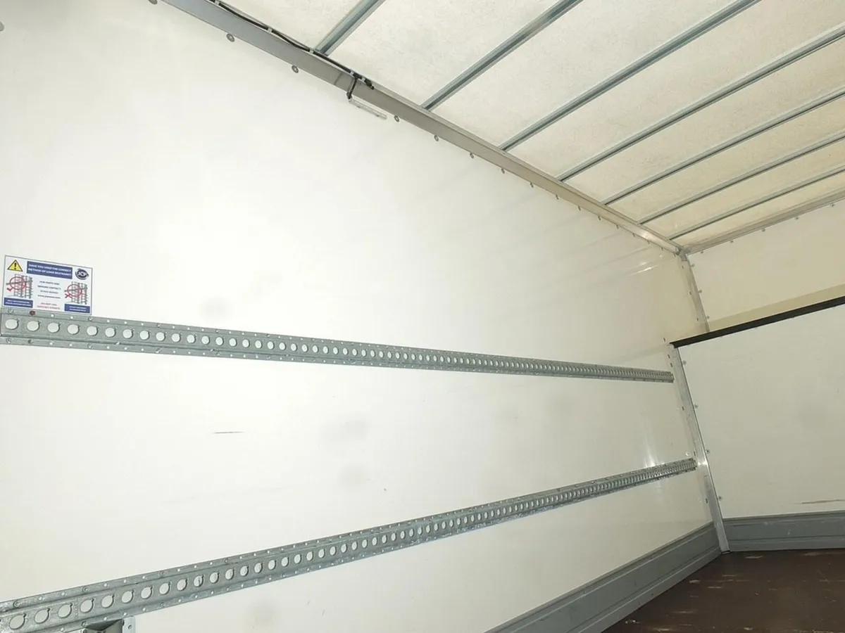 2022 Iveco Daily Luton Box Van - Image 4