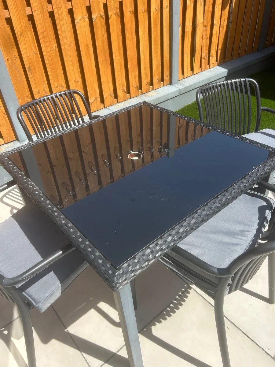 Garden table and chairs - Image 1