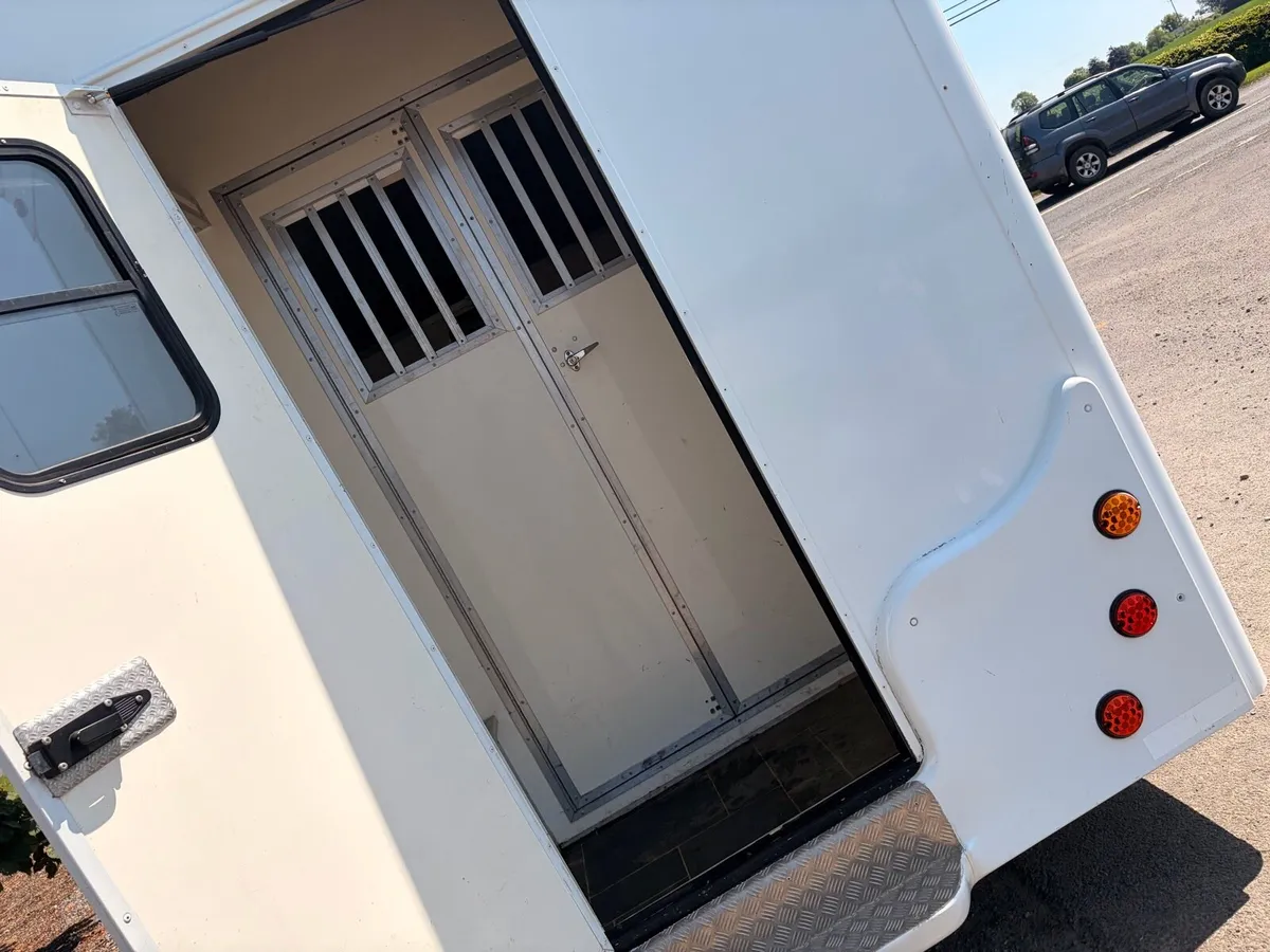 2 stall 3.5t horse box - Image 3