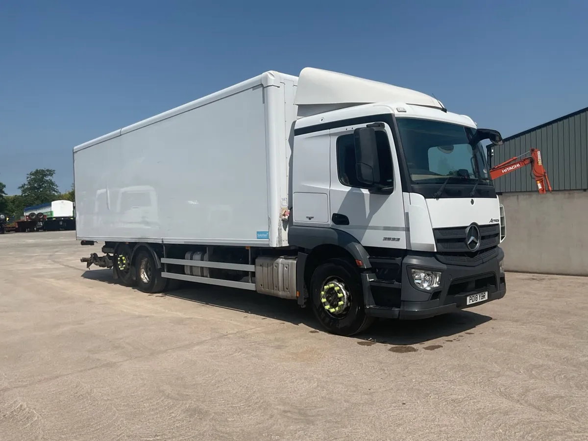 2018 (18) MERCEDES-BENZ ACTROS 2532 6x2 Fridge - Image 1