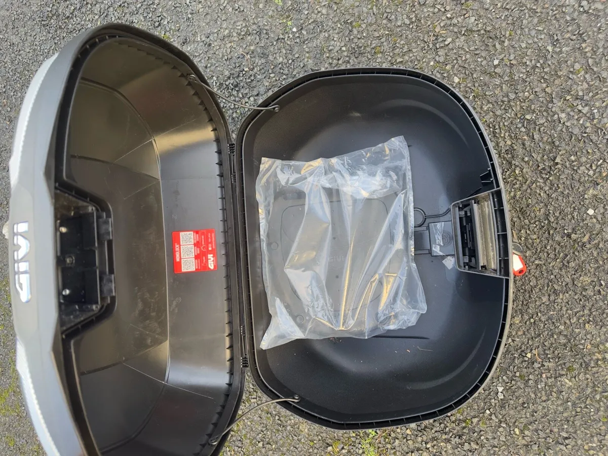 Givi B37 Monolock Top Box – 37L - Image 4