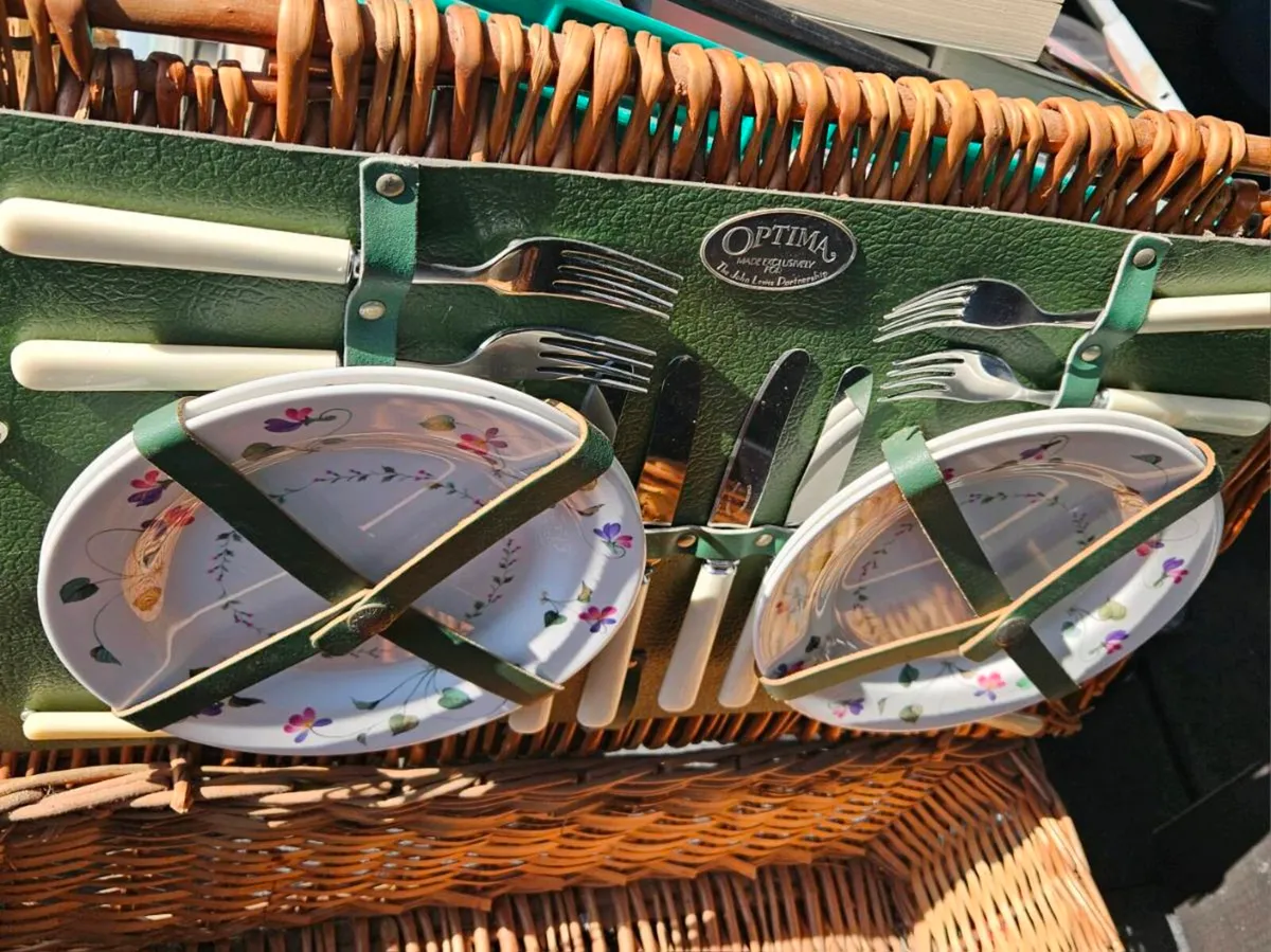 Beautiful Picnic Basket - Image 1
