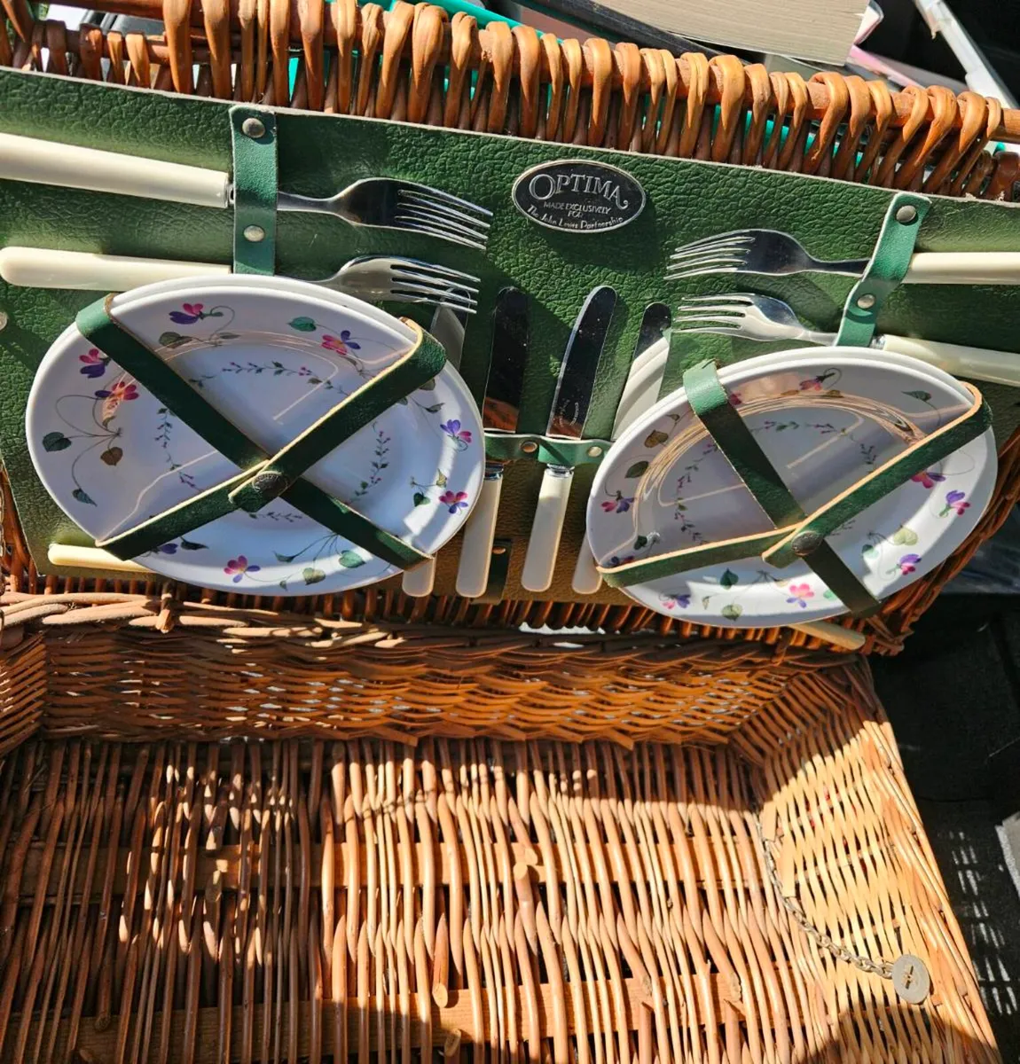 Beautiful Picnic Basket - Image 2