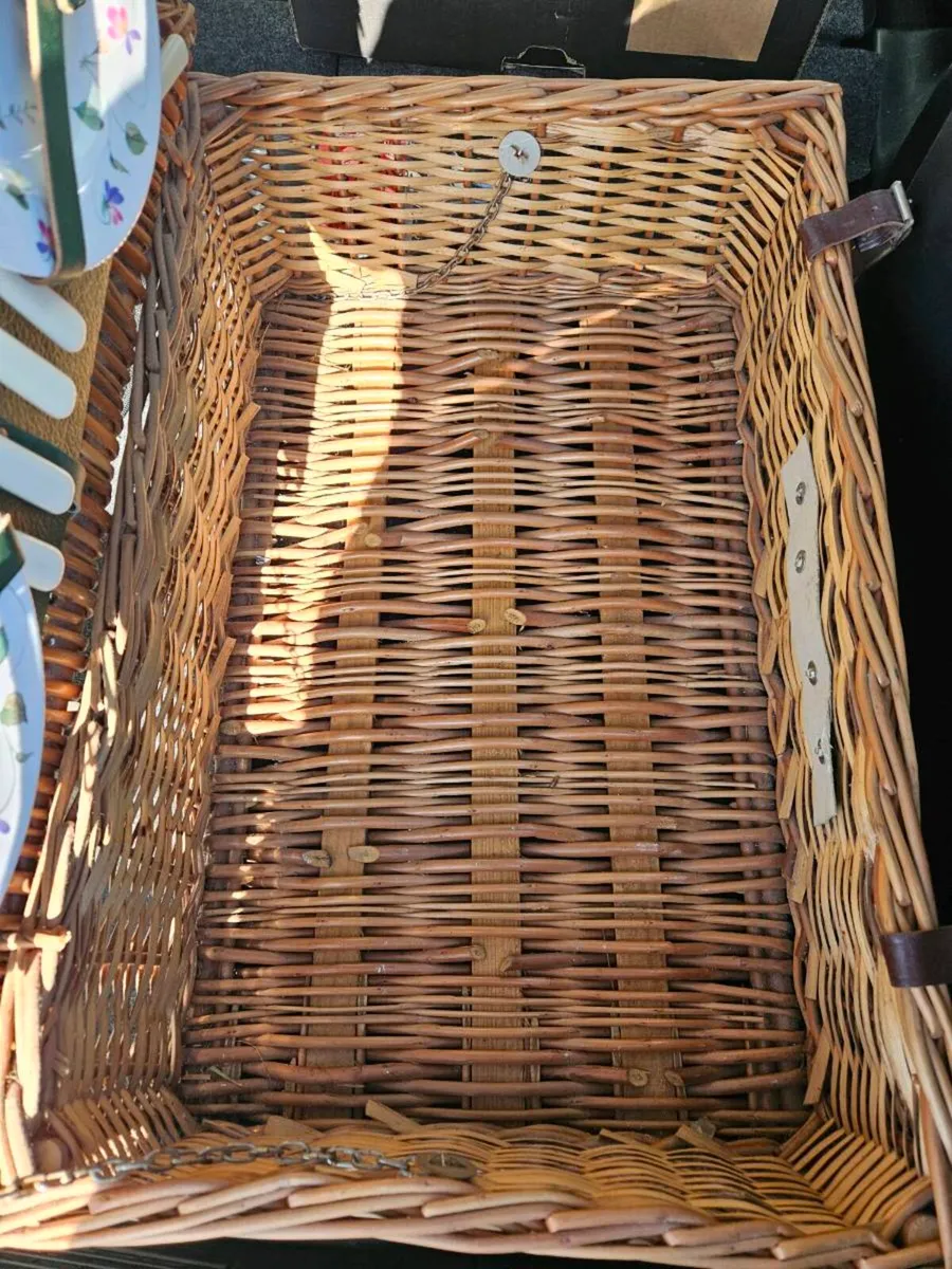 Beautiful Picnic Basket - Image 3