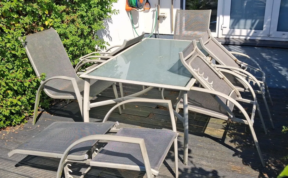 Garden table and 6 chairs