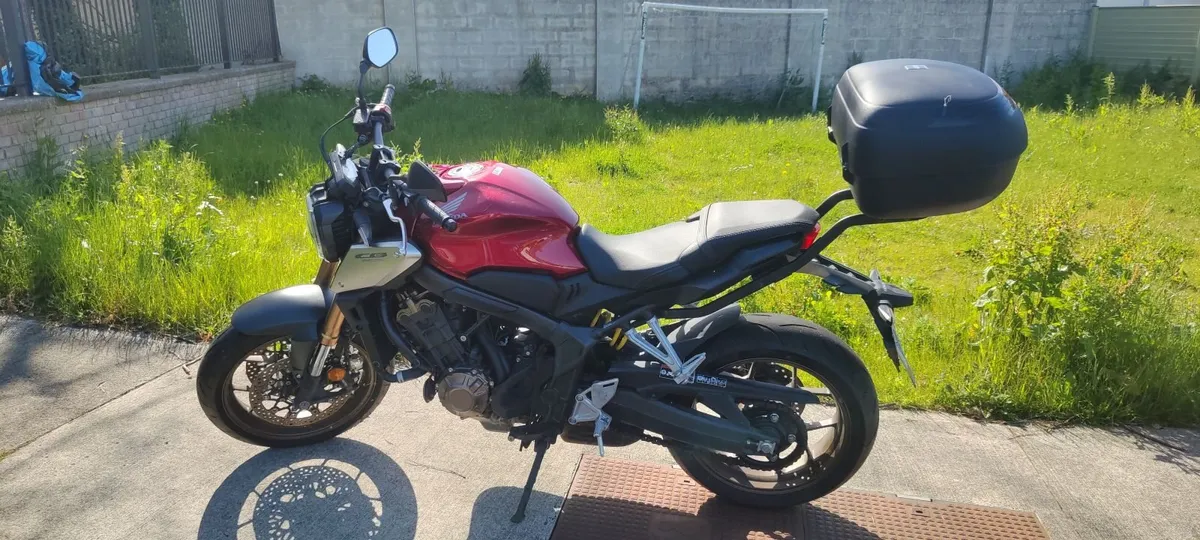 Honda CB650R 2022, only 2,500km - Image 1